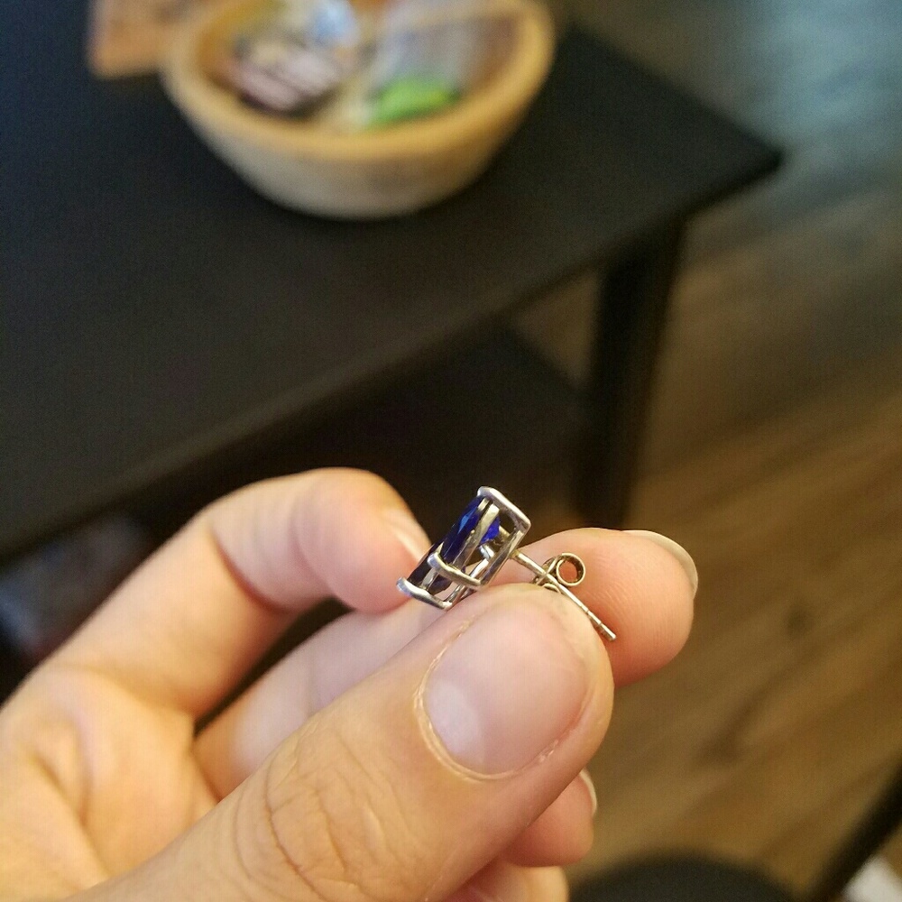Earing - Picture 2 of 2