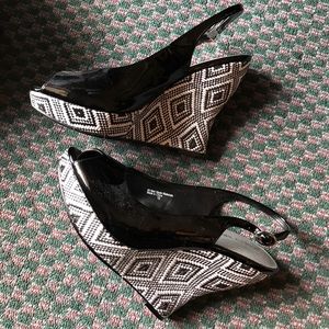 Black/White Weaved Wedge Shoe