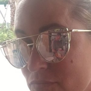 Meet your Posher, Debbie