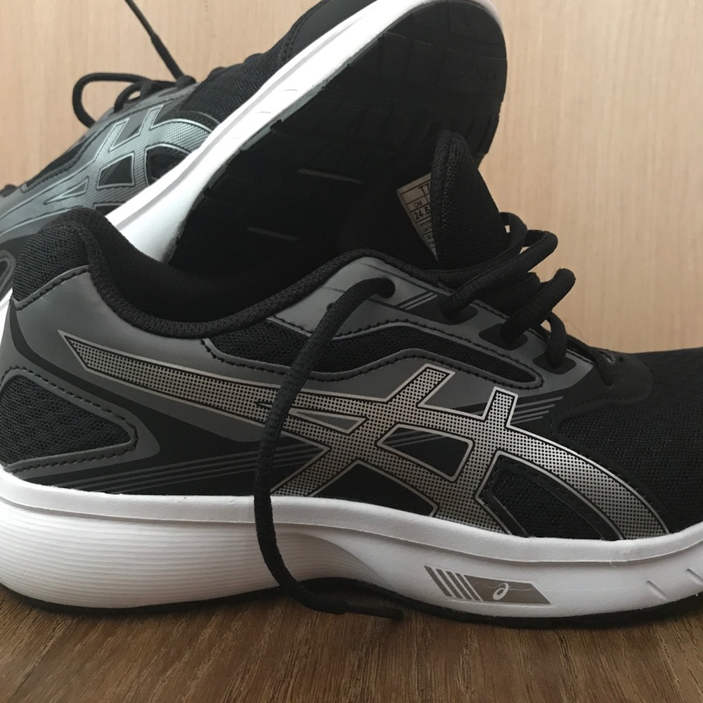 CLOSET CLEANOUT!! ASICS Stormer running shoes 👟👟