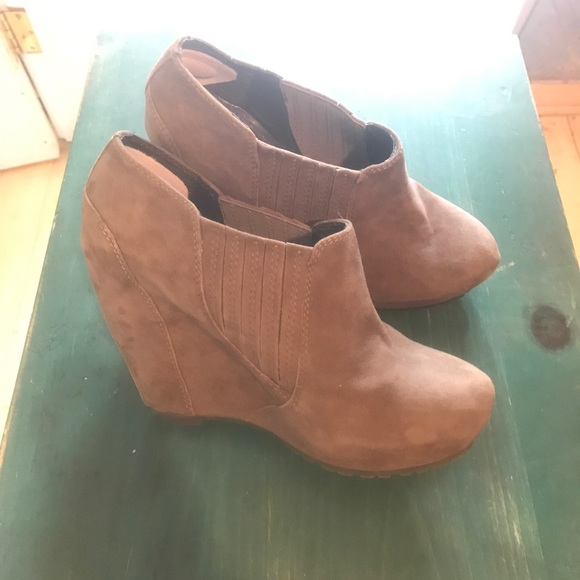 I'm selling a size 7 suede booty shoes - Picture 1 of 1