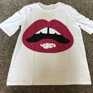 Lips tee