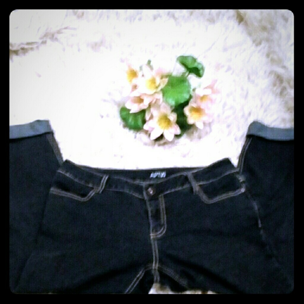 APT 9 dark wash capri jeans.