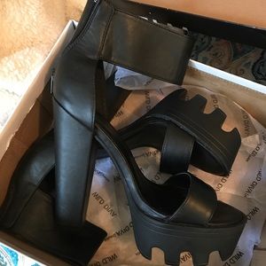 Black platform open toed chunky heel