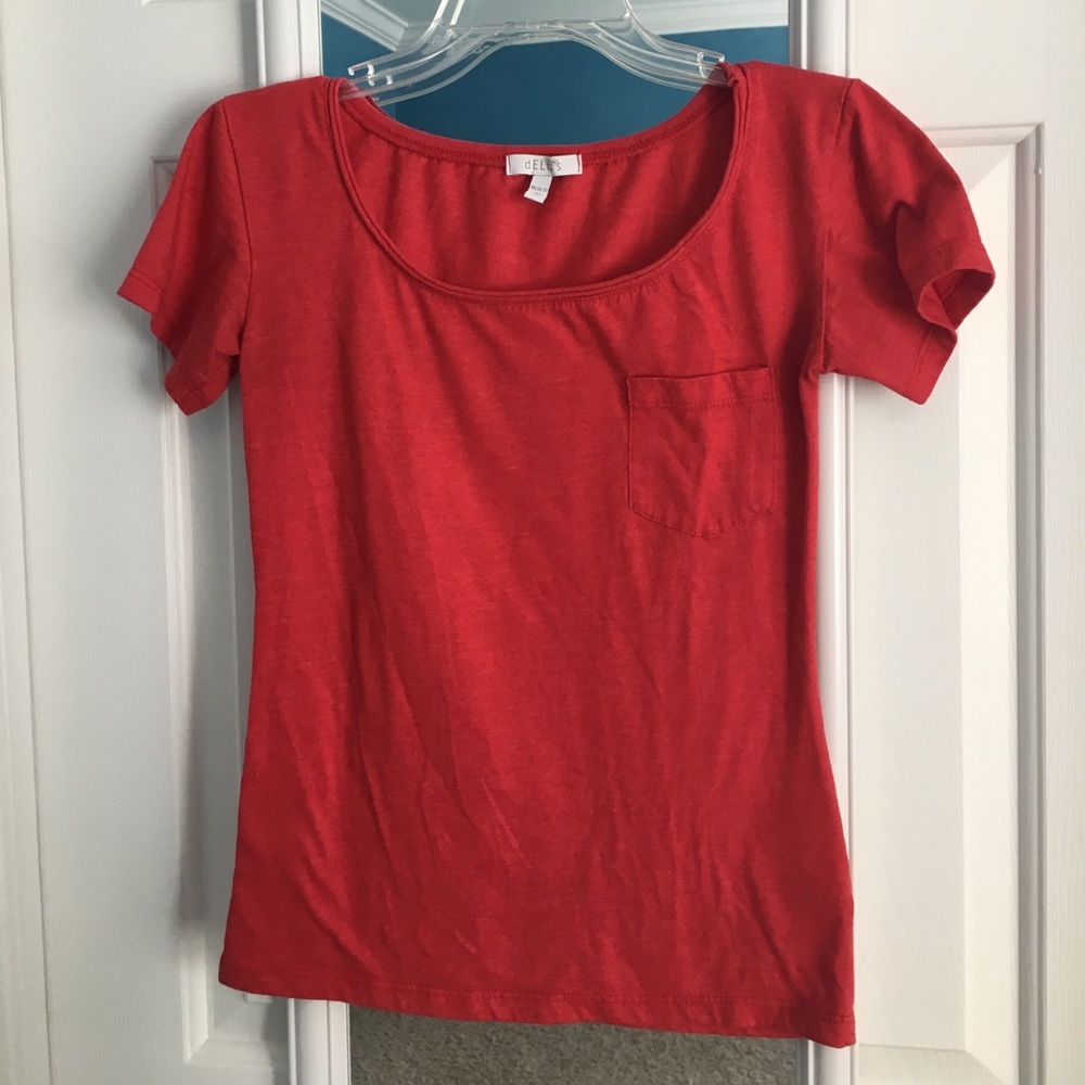 dELiAs Top with Front Pocket