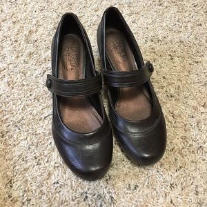 Life Stride Retro style pumps