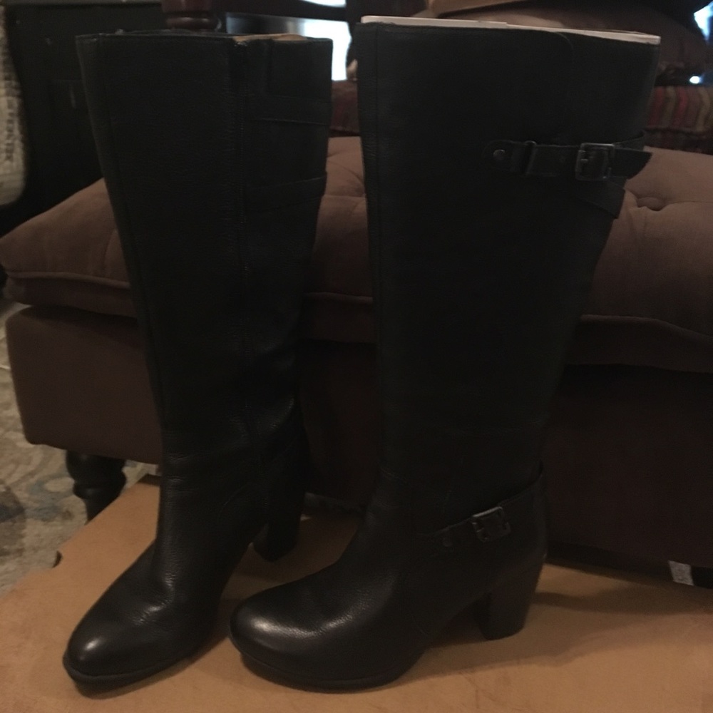 ON SALE. Women's black Born boots