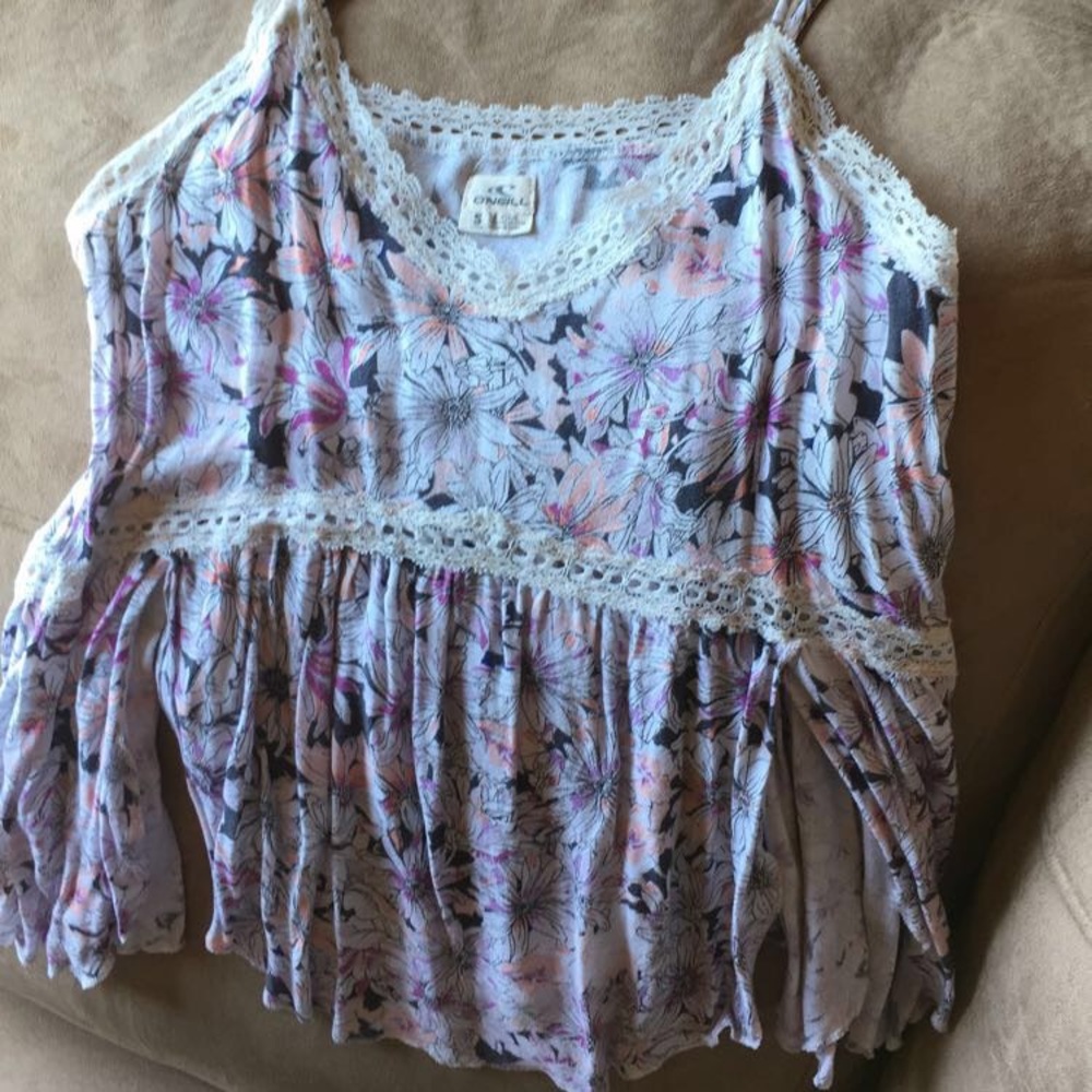 Cute O'Neill top with cuts all across 🎀