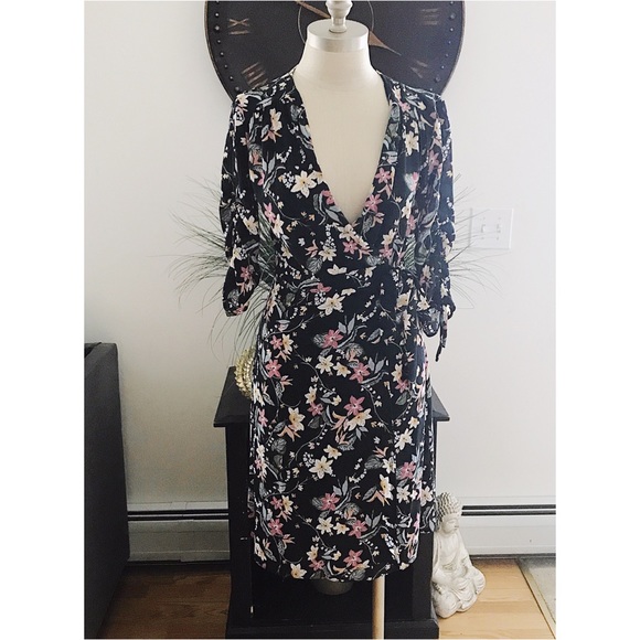 Dresses & Skirts - 🌿[F l o r a l  W r a p  D r e s s]🌿