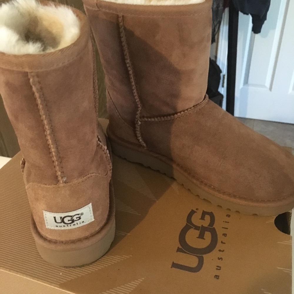 Girls Uggs brand new never worn! Size 3