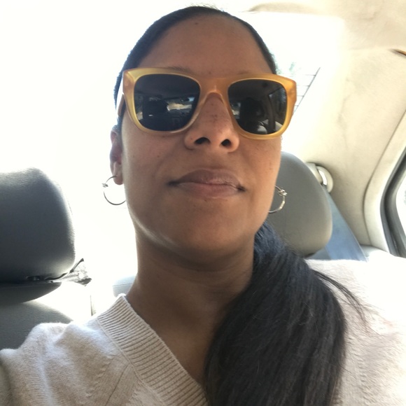 Meet your Posher, Sandy - Picture 2 of 4