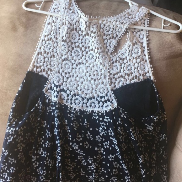 Cute summer top! Wore it once - Picture 2 of 2