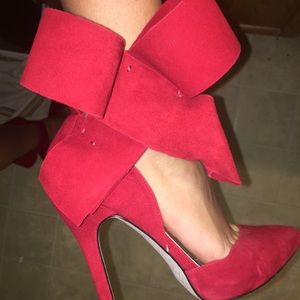 Women's red bow pumps