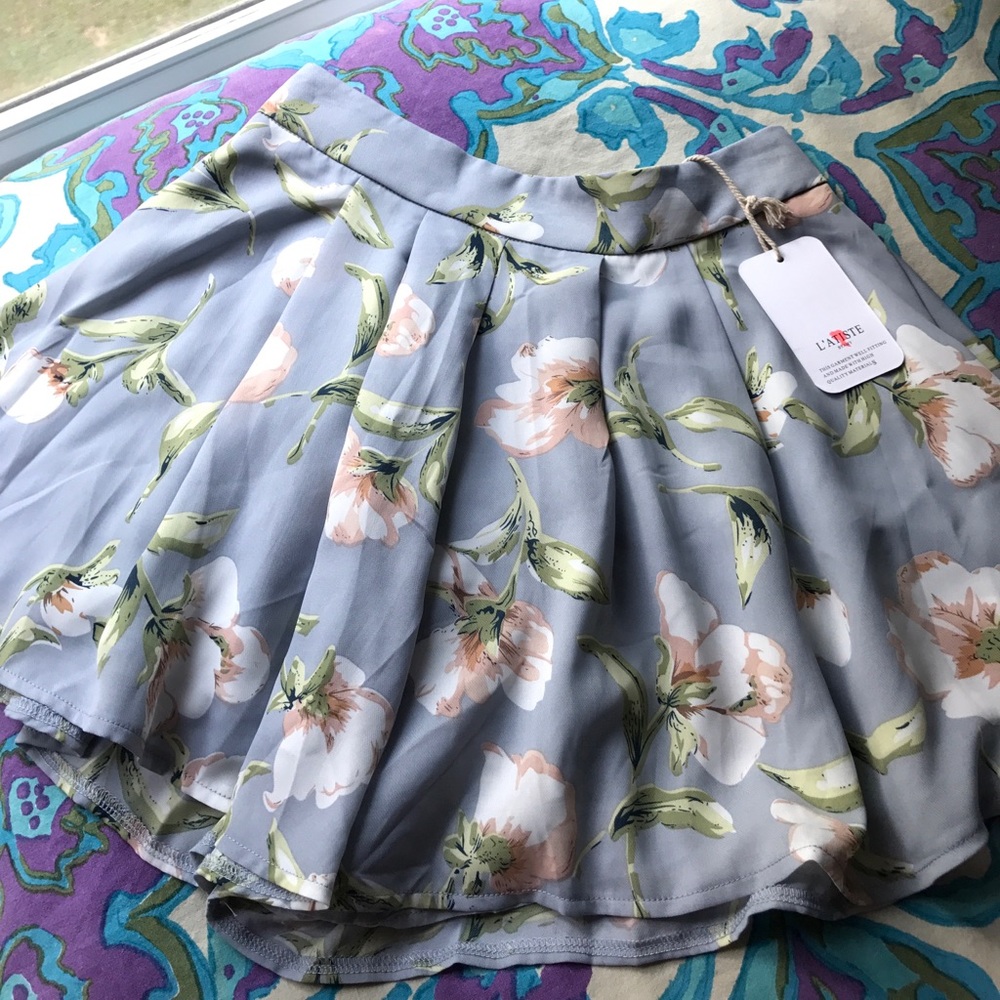 NWT L'atiste high waist floral shorts size M