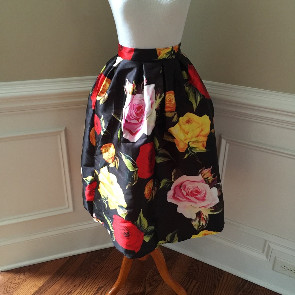 A-line black & floral skirt size XS
