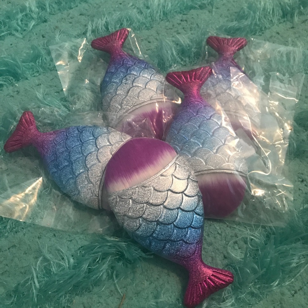 Glitter ombre mermaid tail makeup brush!!✨💗