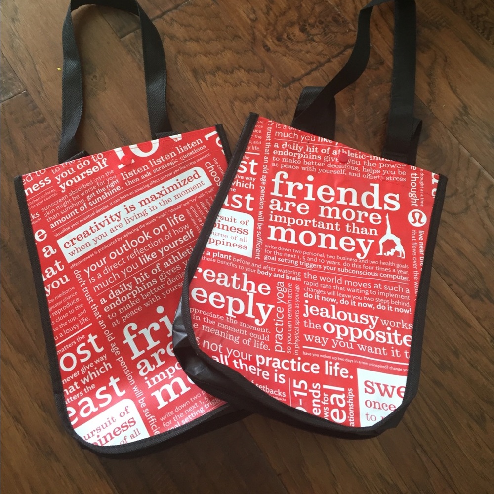 Two more lulu lemon tote bags! 💋💄🎒