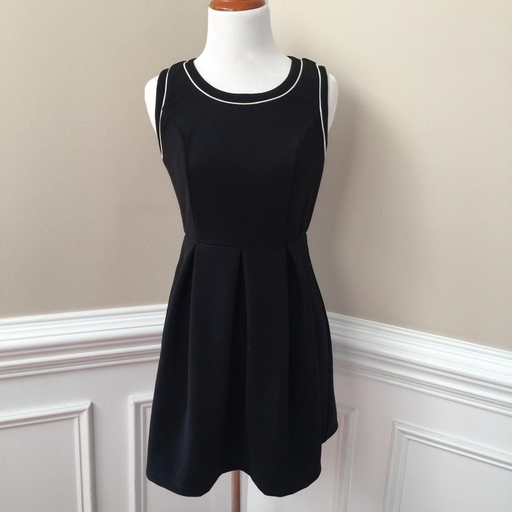Black sleeveless dress w/bow detail on back size S