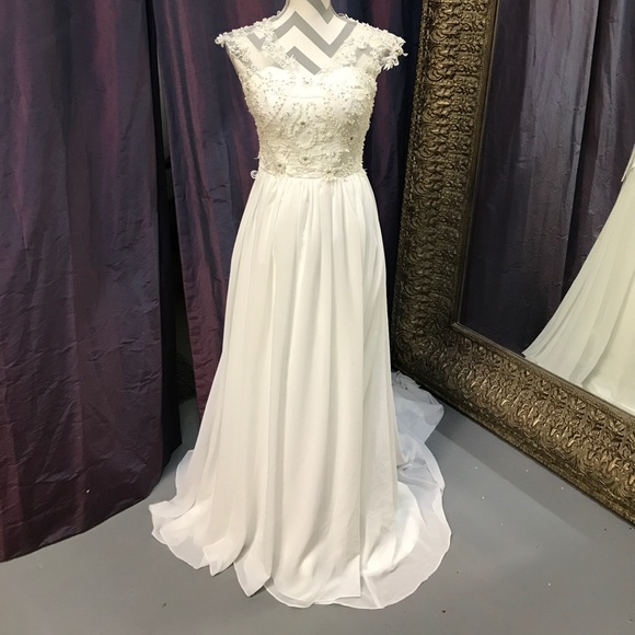 Dresses & Skirts - Wedding dress used only for photo shoot