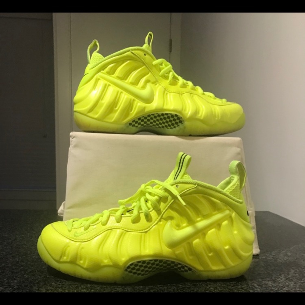 Nike Foamposite - Volt - size 9.5