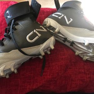 C1N Under Armour Youth Football Cleats Size 5Y