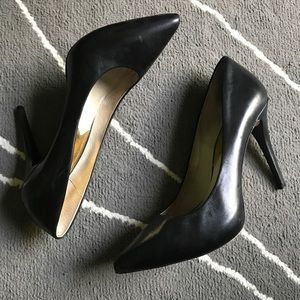 Michael Kors classic black pump
