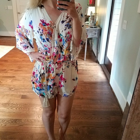 New! Floral Romper with pockets ⚘⚘⚘ cream pink - Picture 2 of 3