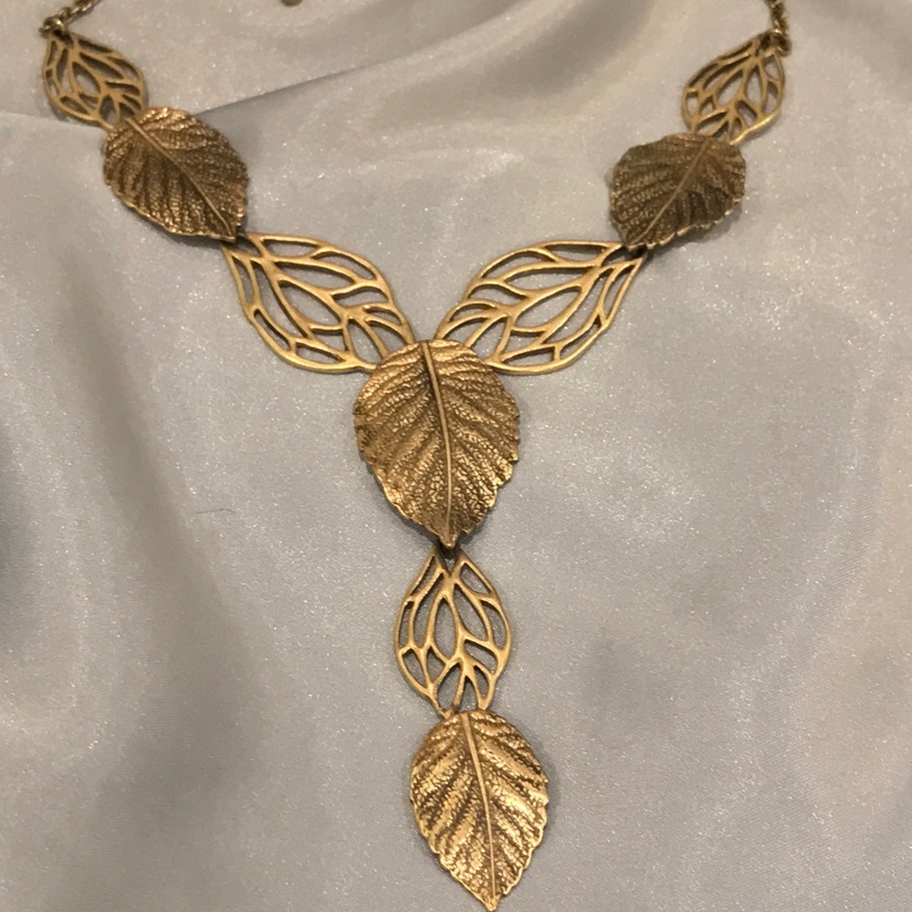 Beautiful Gold Tone Leaf Necklace