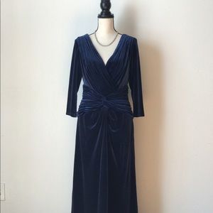Tadashi Shoji SZ L rich Navy velvet like gown A33