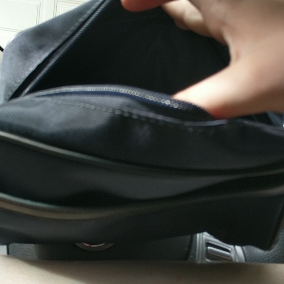 Michael kors unisex zipup bag - Picture 3 of 3