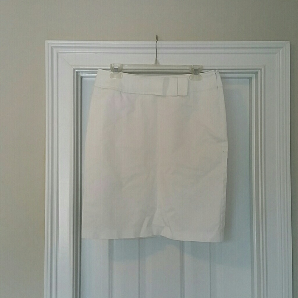 Donated! BLOOMINGDALE'S white skirt! Sz 10.
