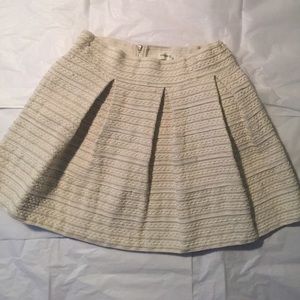 MINI WHITE AND BEIGE WOVEN PLEATED FLARE SKIRT