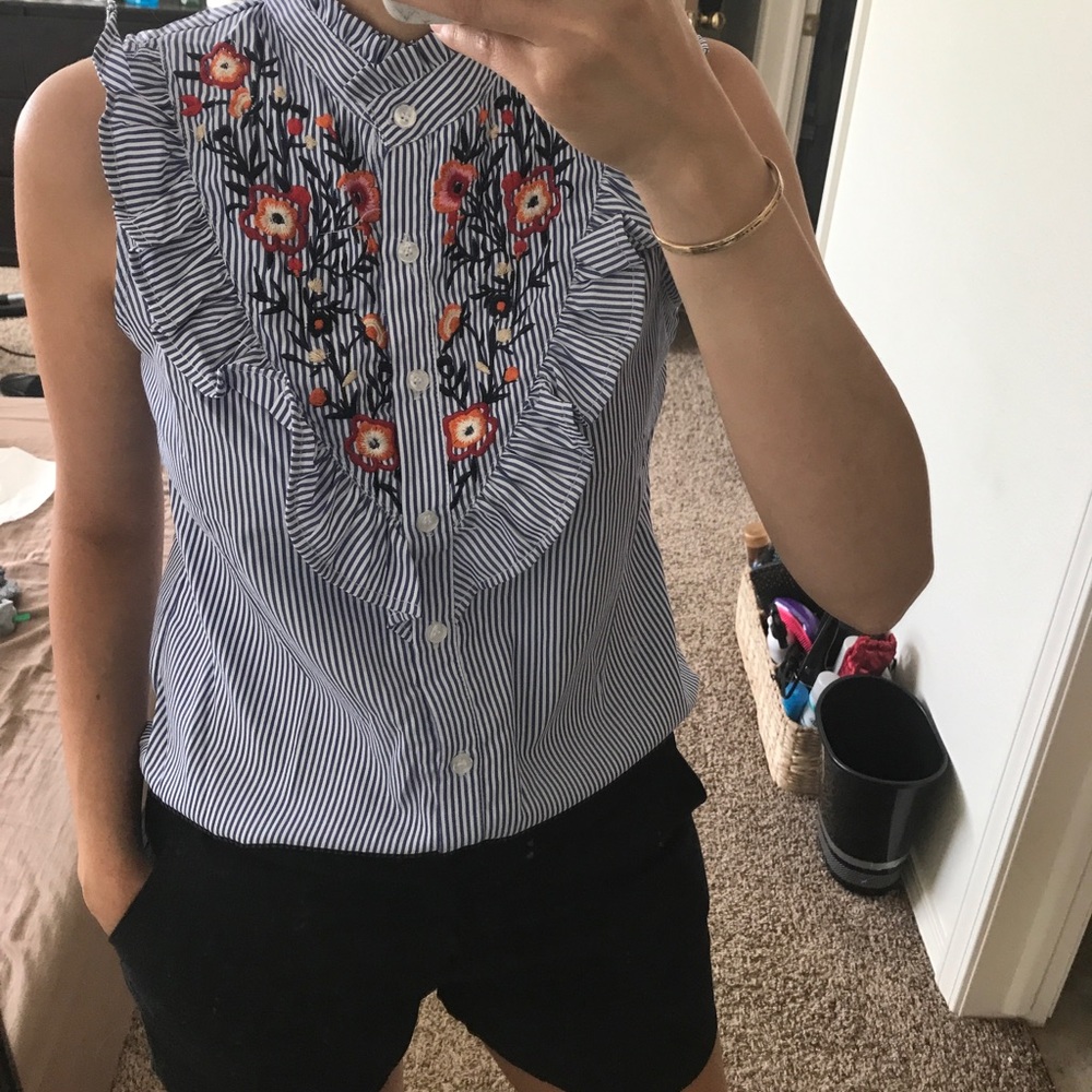 Striped embroidered sleeveless ruffle shirt