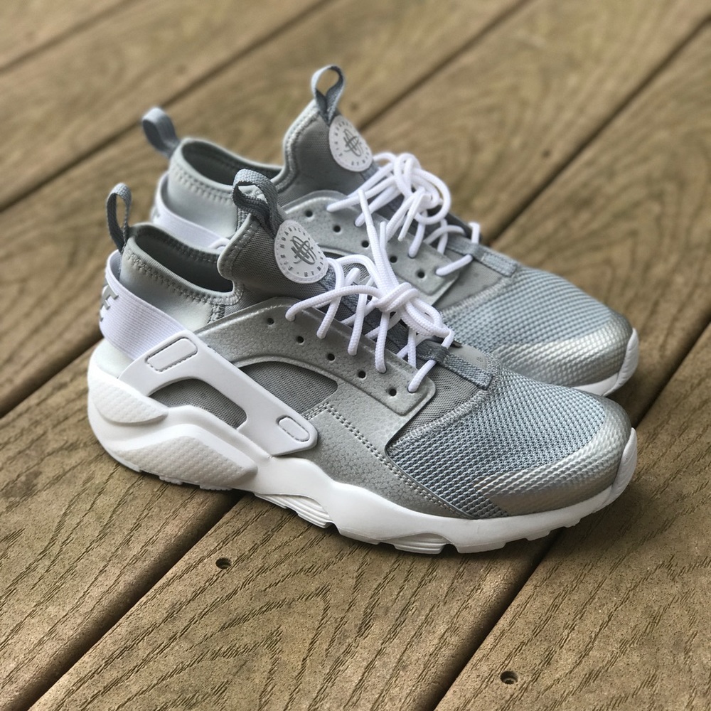 SOLD ON ♏️ Nike Huaraches in Silver