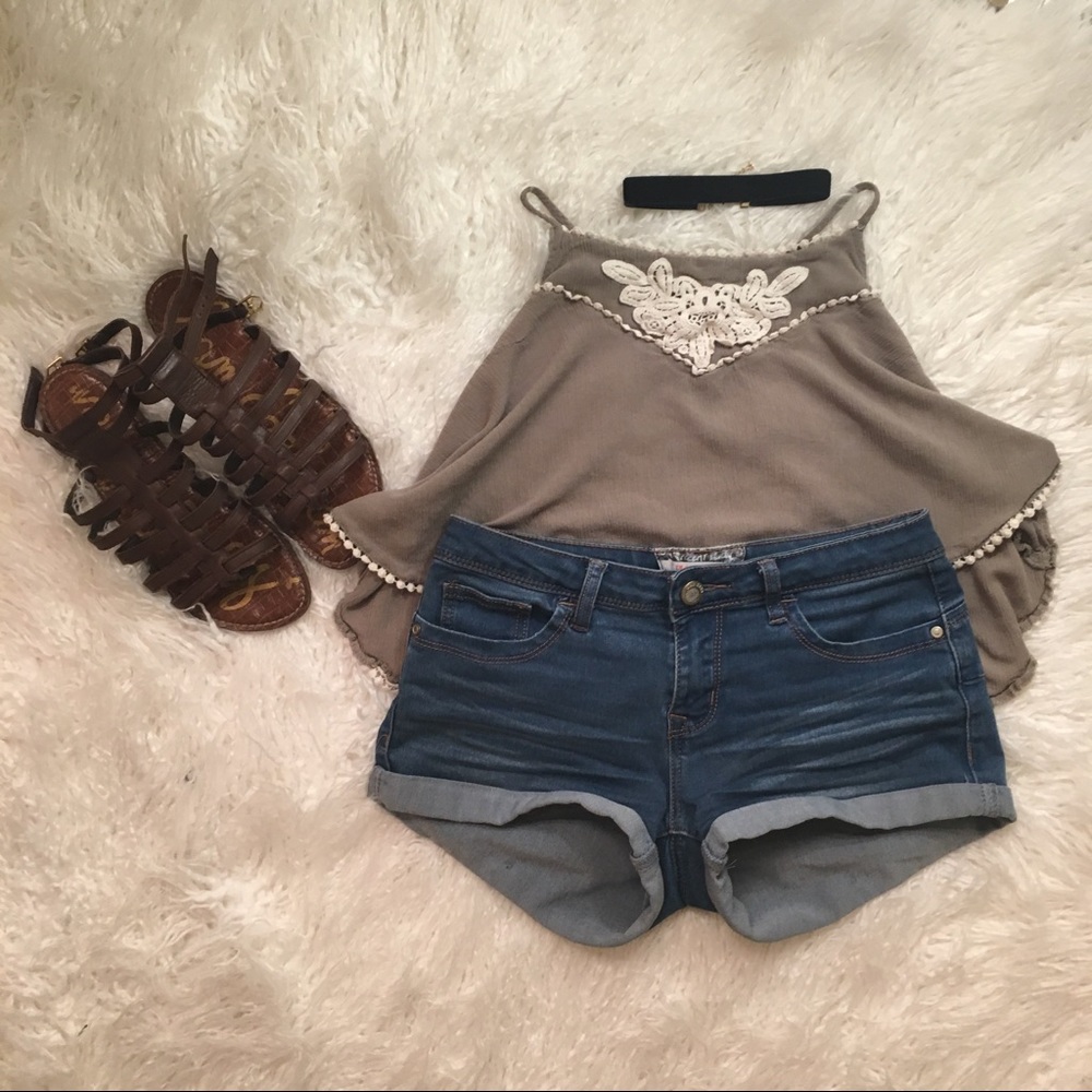 🌼Taupe Crop Top with Lacy Detail🌼