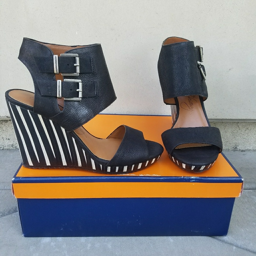 Edgy Arturo Chiang Wedges - Picture 3 of 4