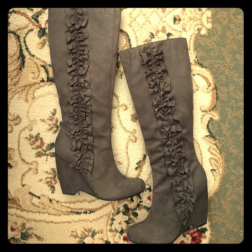 ELLE ruffle grey heel boots