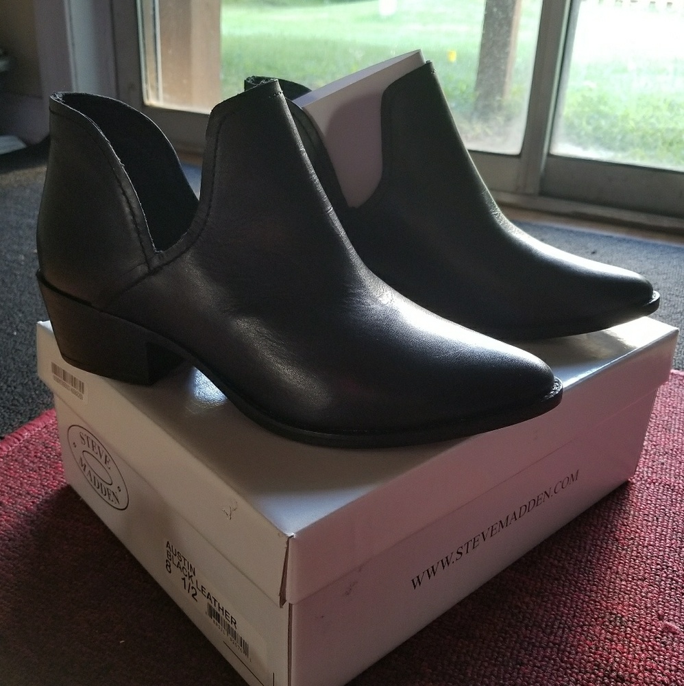 Steve Madden black leather ankle bootie