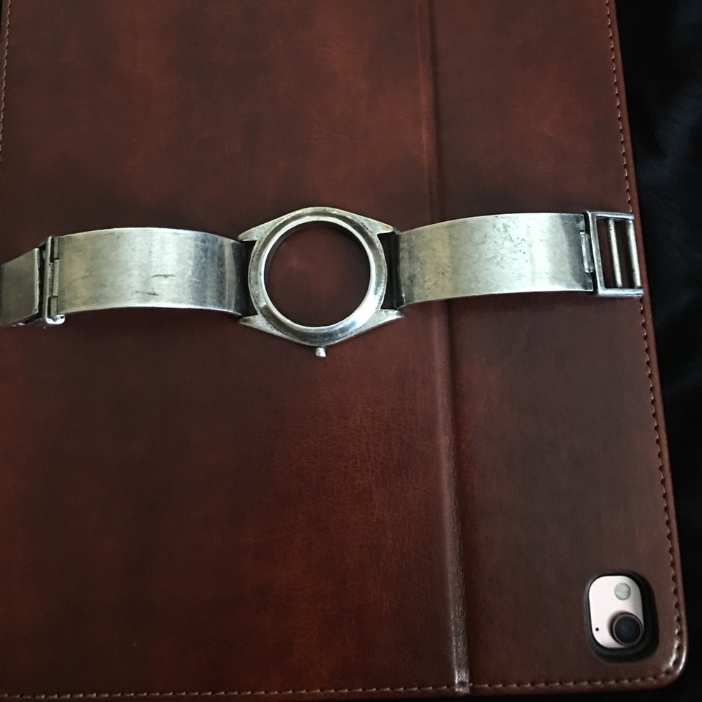 Low luv faceless watch