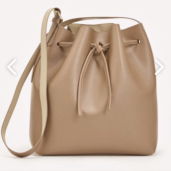 JustFab Handbags - ✨LAST ONE✨ Taupe Bucket Bag