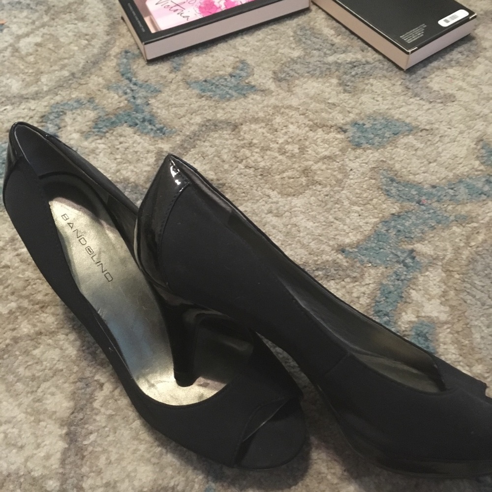 Bandolino black peep toe platform pumps