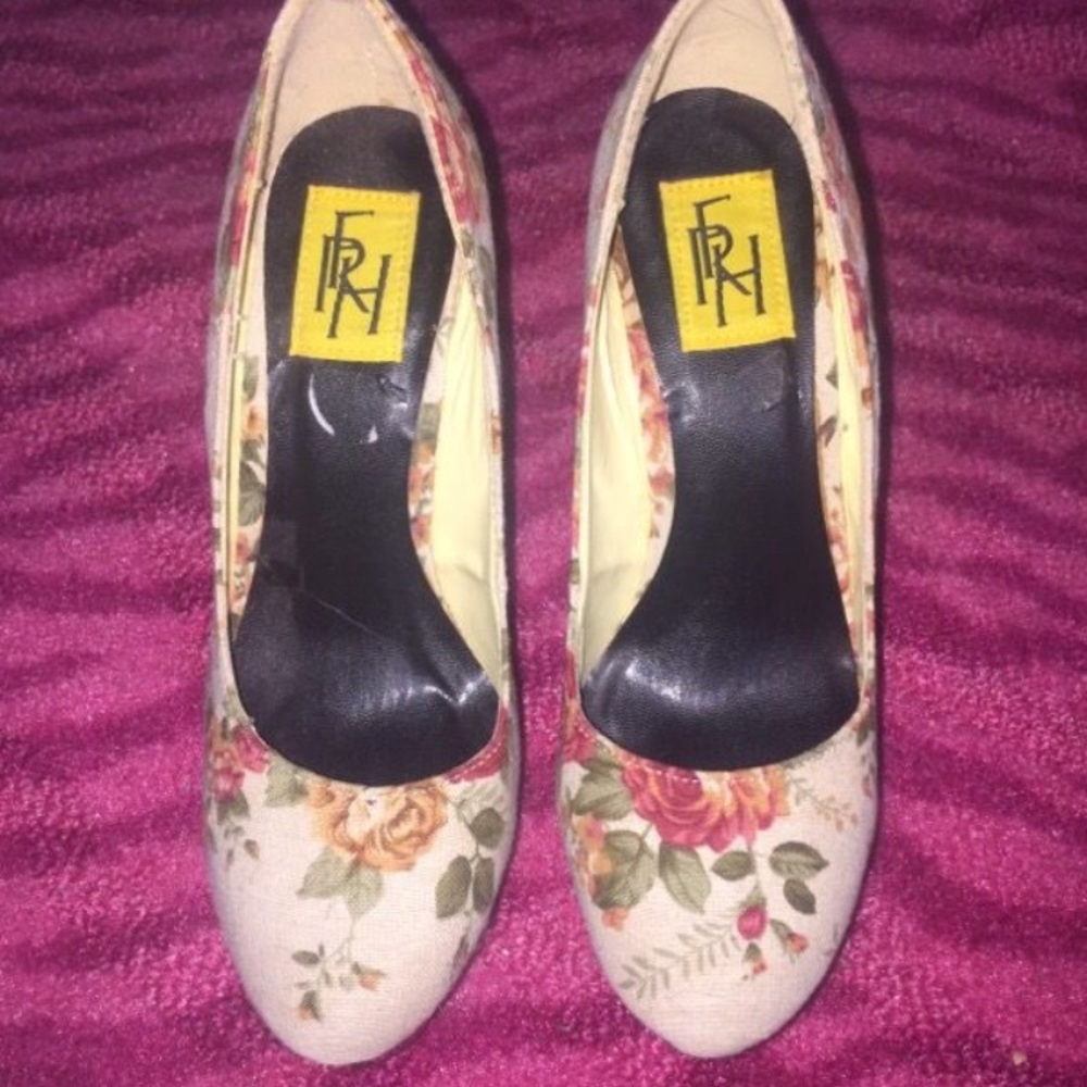 Brand new floral beige heels