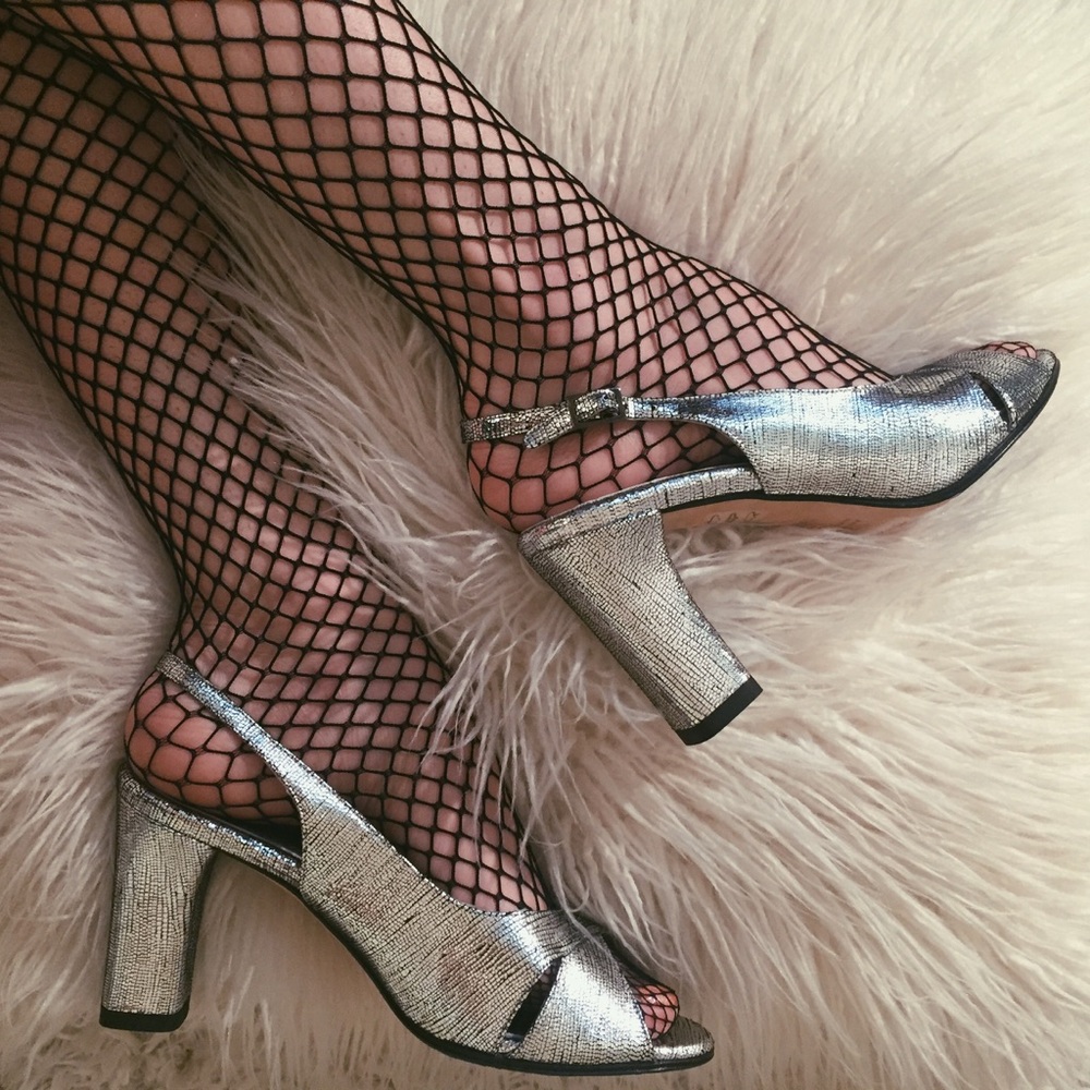 Taryn Rose silver peep toe sling back heel