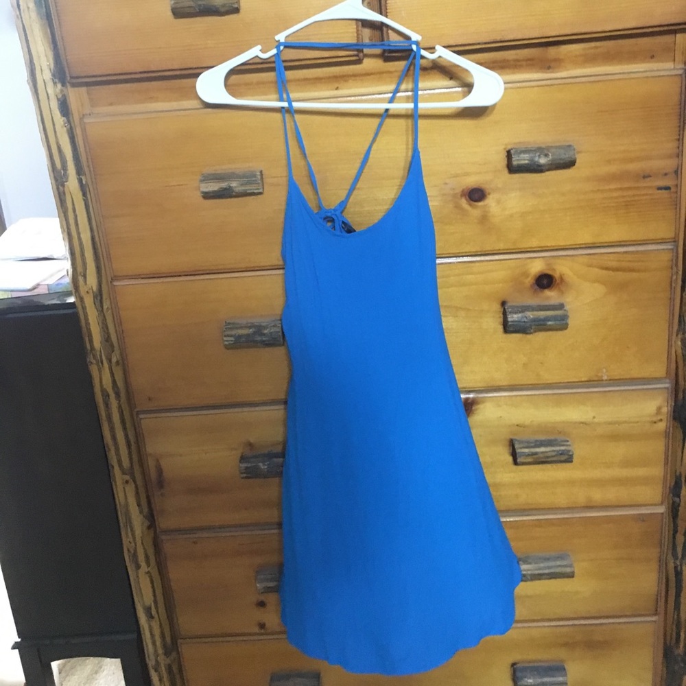 Light weight dress with crossed straps on the back
