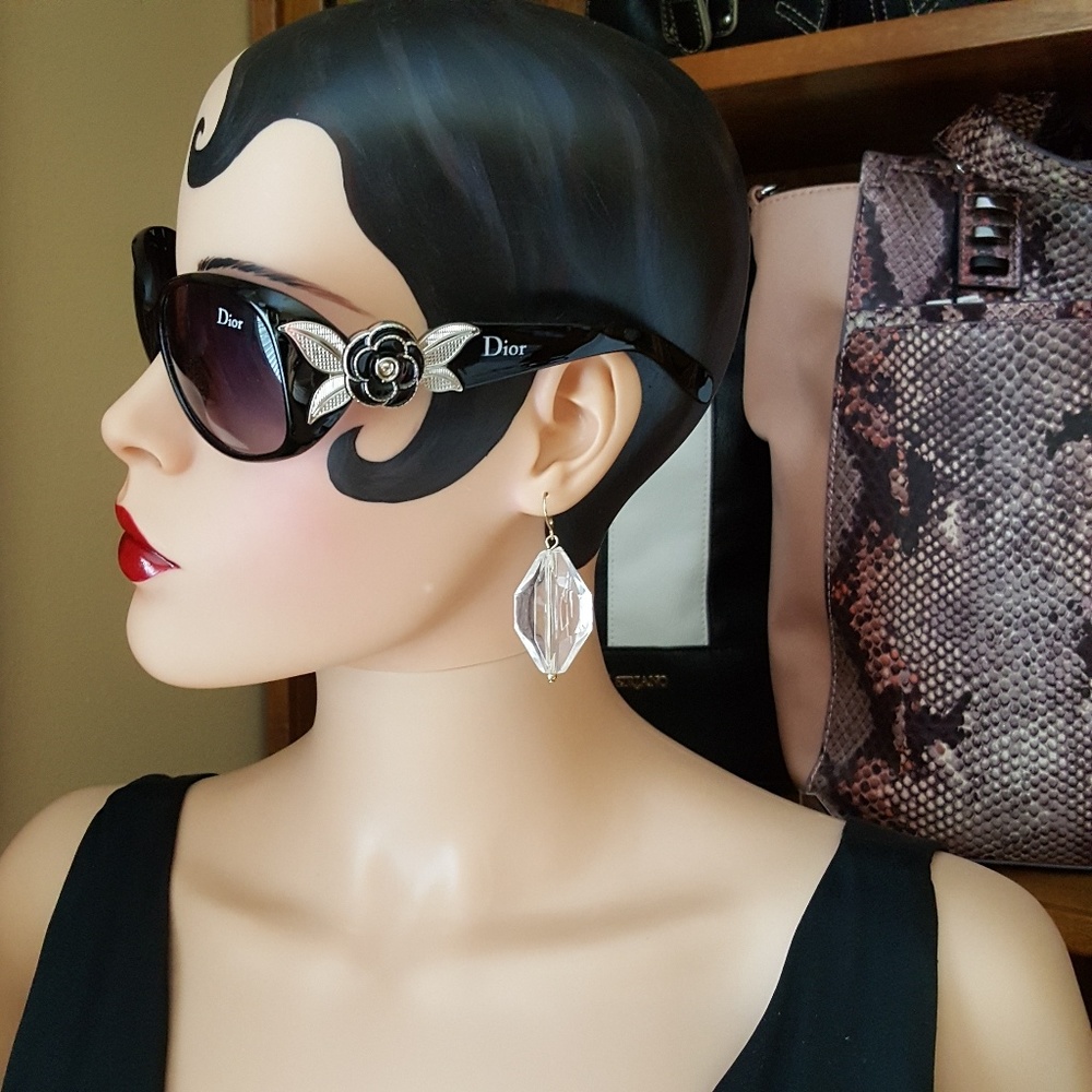 🎀SOLD🎀 Vintage Lucite Chandiler Earrings
