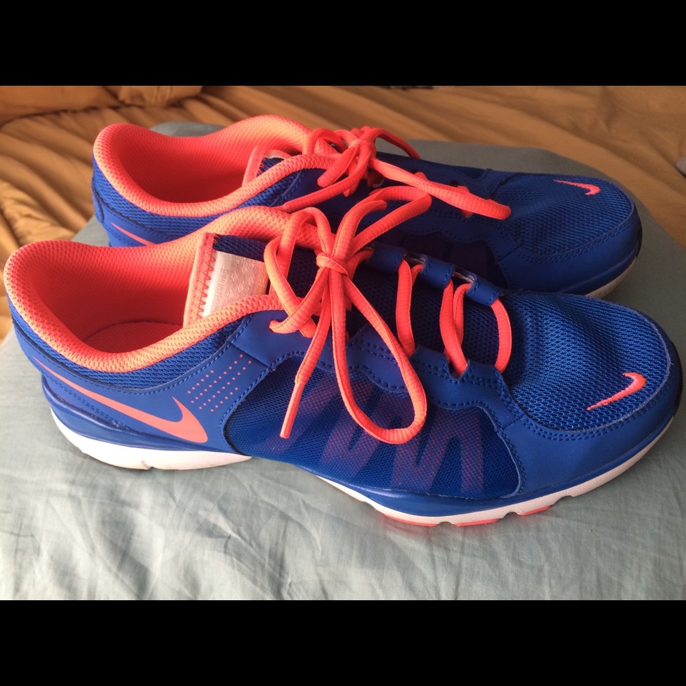 Size 10 women's Nike shoes.
