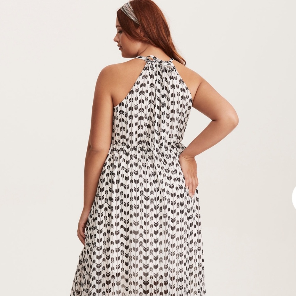 🖤 ONLY 1 LEFT!! I Arrow Print Halter Maxi Dress - Picture 2 of 4