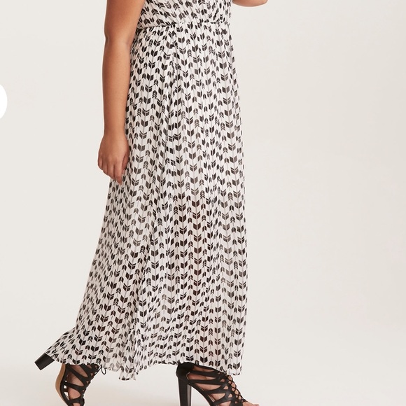 🖤 ONLY 1 LEFT!! I Arrow Print Halter Maxi Dress - Picture 3 of 4