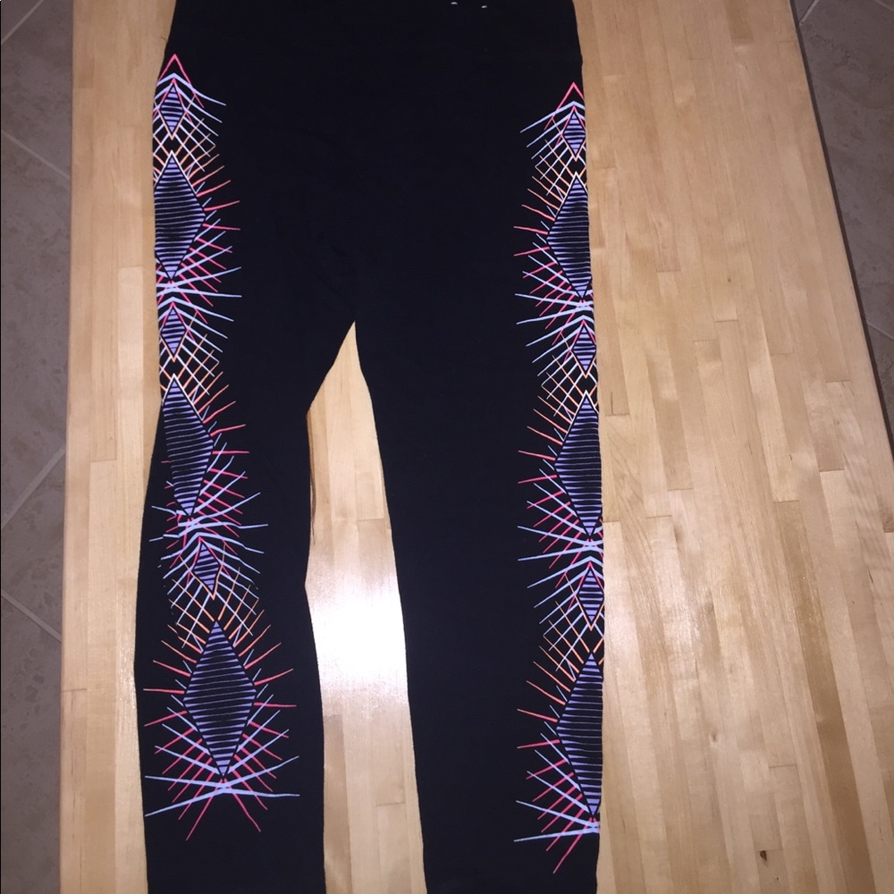 Capri Leggings With Geometric Pattern
