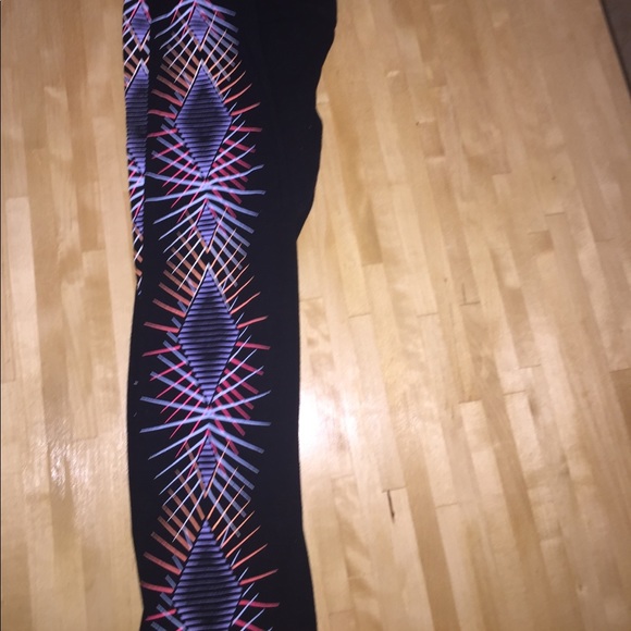 Capri Leggings With Geometric Pattern - Picture 2 of 2